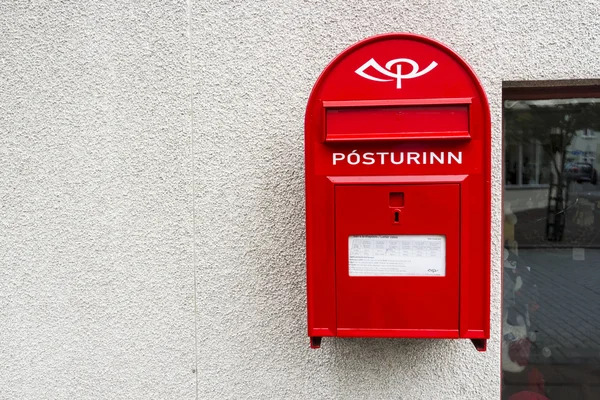 在冰岛的现代红色邮箱。水平的射击 — 图库照片