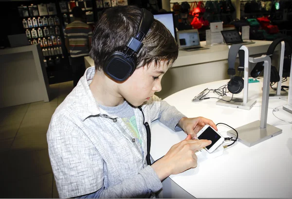 Retrato de um menino doce ouvindo música em fones de ouvido Fotos De Bancos De Imagens Sem Royalties