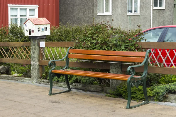 Houten bench in langs de straat, reykjavik — Stockfoto