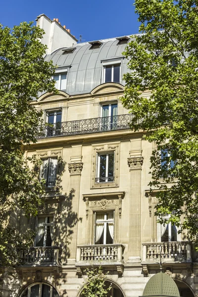 Gevel van een traditionele leven gebouw in Parijs, Frankrijk — Stockfoto