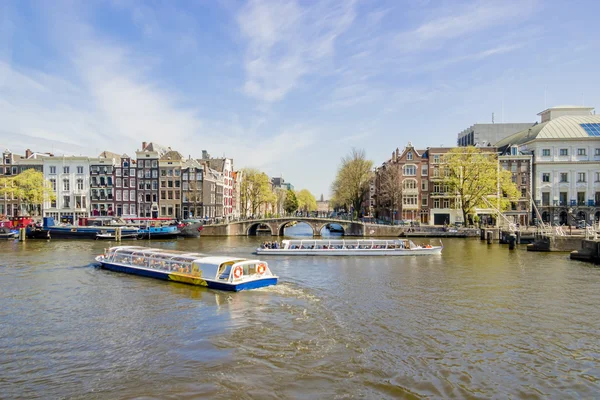 Vista sobre houseboats, Amsterdã, Holanda — Fotografia de Stock