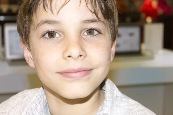 Πορτρέτο του ένα closeup του χαριτωμένο μικρό αγόρι Φωτογραφία Αρχείου