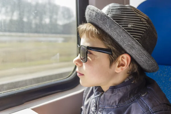 Yakışıklı çocuk güneş gözlüğü trene biniyor. — Stok fotoğraf