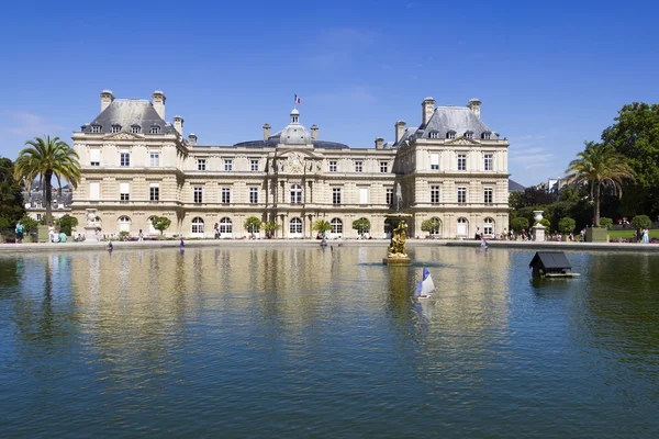 Tradizionale piccola barca a vela in legno nello stagno del parco Jardin — Foto Stock