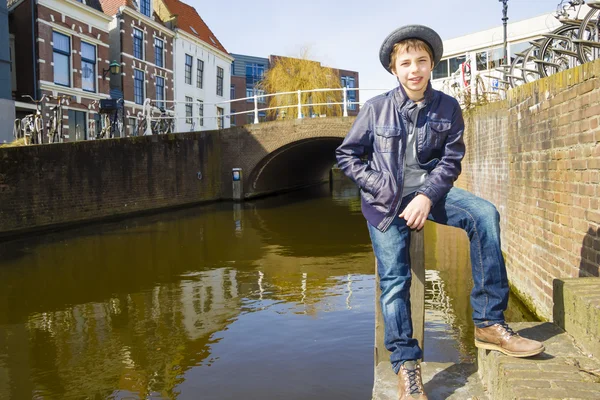 Cute tiener in hoed (full-length staand) tegen de achtergrond van het kanaal — Stockfoto