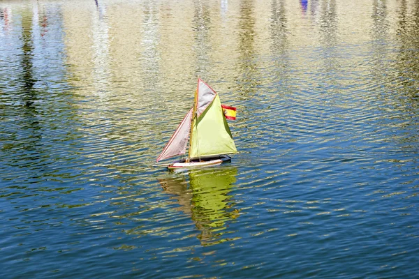 Traditionele kleine houten zeilboot in de vijver van park jardin — Stockfoto