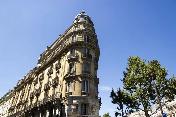 Fassade eines traditionellen Wohngebäudes in Paris, Frankreich — Stockfoto