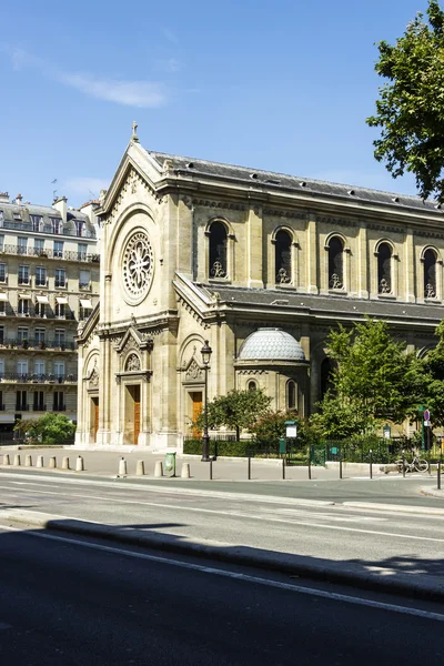 Facciata di una cattedrale a Parigi, Francia — Foto Stock