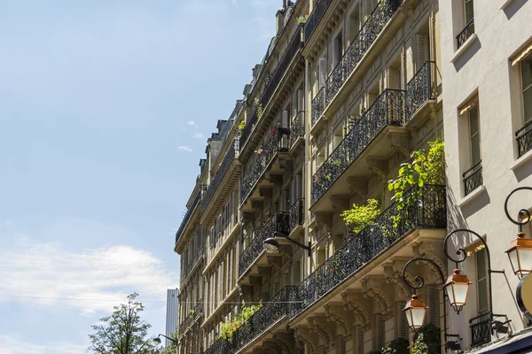 Fachada de um edifício tradicional em Paris, França — Fotografia de Stock