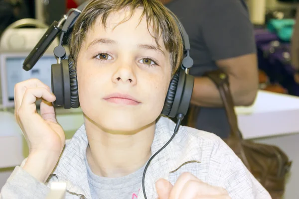 Портрет милого мальчика, слушающего музыку в наушниках Лицензионные Стоковые Изображения
