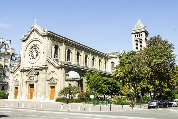 Fachada de uma catedral em Paris, França — Fotografia de Stock