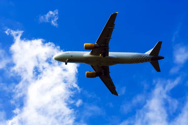 Airplane flying at blue sky — Stock Photo, Image