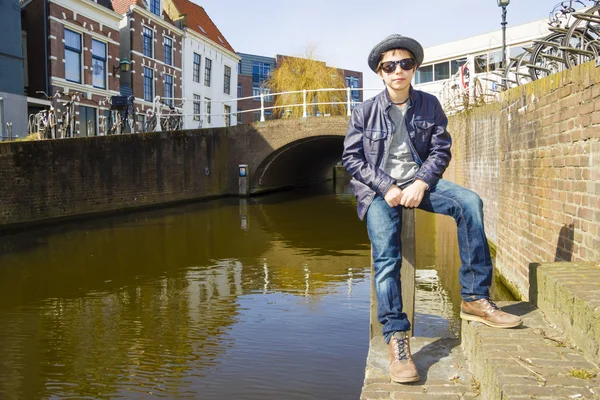 Lindo adolescente con sombrero (retrato de cuerpo entero) contra el fondo del canal — Foto de Stock