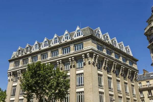 Fassade eines traditionellen Wohngebäudes in Paris, Frankreich — Stockfoto