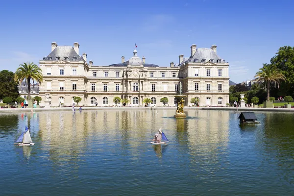 Tradizionale piccola barca a vela in legno nello stagno del parco Jardin — Foto Stock