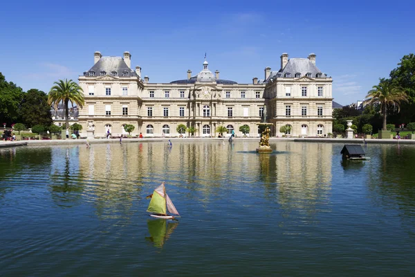 Tradizionale piccola barca a vela in legno nello stagno del parco Jardin — Foto Stock