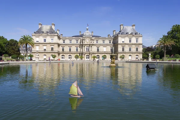 Traditional small wooden sailing boat in the pond of park Jardin — Stock Photo, Image