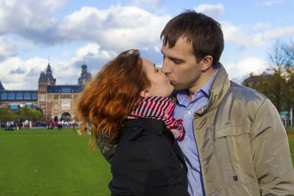 Outdoor happy couple kissing in Museumplein, Amsterdam — Stock Photo, Image
