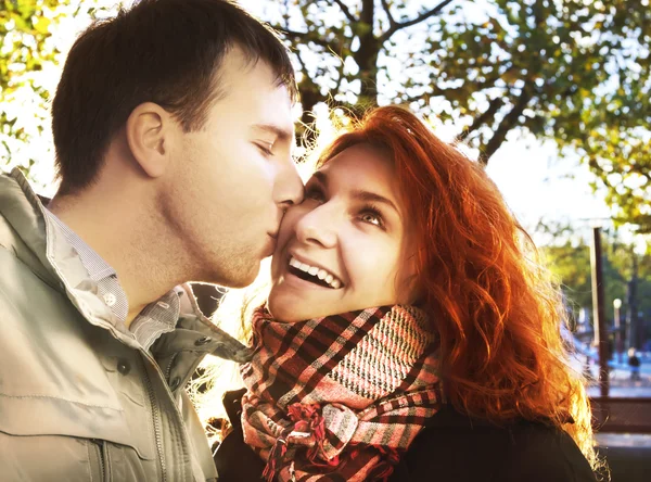 Outdoor happy couple in love posing against autumn Amsterdam bac — Stock Photo, Image