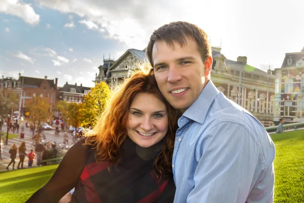 Buiten gelukkige paar in liefde poseren in museum plein, herfst amst — Stockfoto
