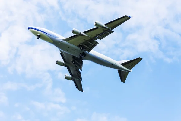 Airplane flying at blue sky — Stock Photo, Image