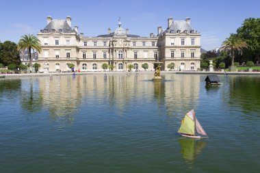 geleneksel küçük ahşap yelkenli tekne park jardin gölet