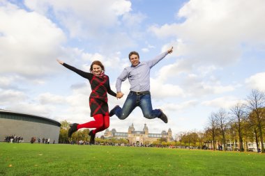 Açık mutlu çift Museumplein, amsterdam atlama