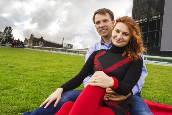 Couple heureux en plein air en amour posant dans Museum Plein, automne Amst — Photo