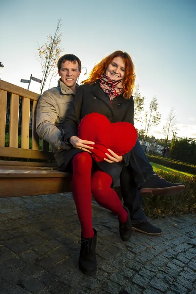 Buiten gelukkige paar in liefde poseren in museum plein, herfst amsterdam — Stockfoto