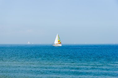 Yelkenli mavi gökyüzü arka plan ile deniz manzarası.