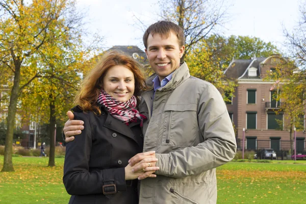 Odkryty szczęśliwa para kocha pozowanie w plener Muzeum, jesień amsterdam — Zdjęcie stockowe