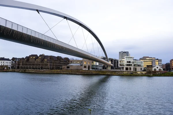 Velký most přes řeku maas v maastricht, Nizozemsko — Stock fotografie