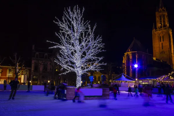 Jazda na łyżwach ludzi w nocy w Boże Narodzenie-lodowisko, maastrich — Zdjęcie stockowe