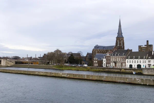 Panorama de Maastricht, Holanda em dia de inverno calmo nublado — Fotografia de Stock