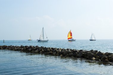 Yelkenli mavi gökyüzü arka plan ile deniz manzarası.