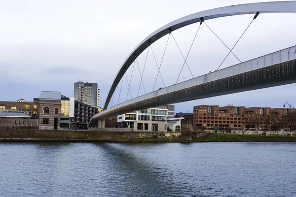 Maastricht, Hollanda maas Nehri üzerinde büyük köprü — Stok fotoğraf