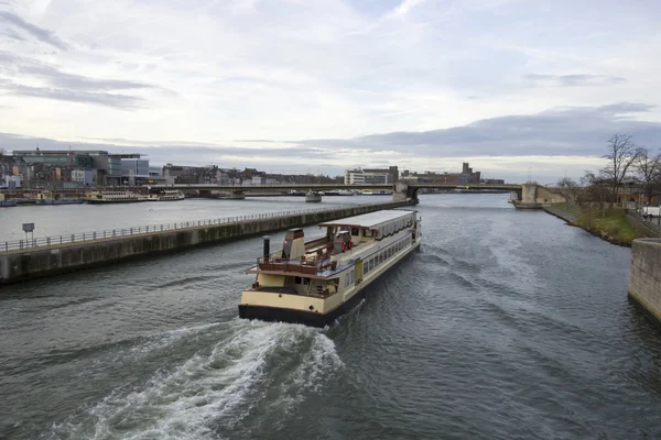 Aanleggen van pleziervaartuigen op de rivier in maastricht, Nederland — Stockfoto