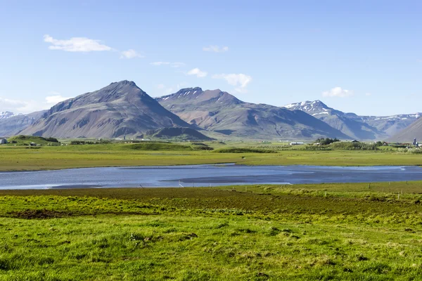 Schöner See vor Bergkulisse, Island, guter Sommer — Stockfoto