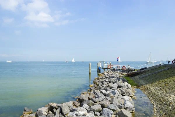 Muelle cerca del faro de Marken, día soleado — Foto de Stock