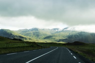 karşı dağın arka plan, İzlanda, bulutlu yaz hava yolu