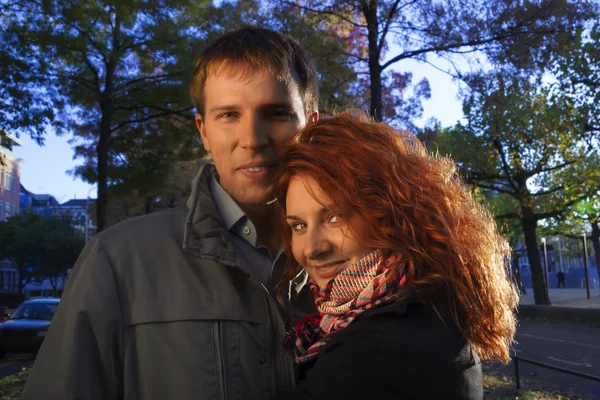 Outdoor happy couple in love, Museum Plein, autumn Amsterdam bac — Stock Photo, Image