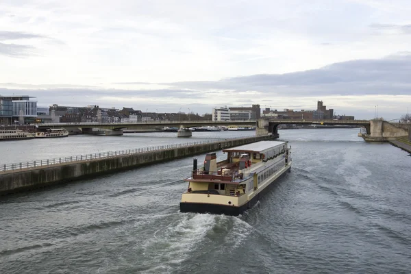 Maastricht, Hollanda bir nehir teknesinde zevk demirleme — Stok fotoğraf