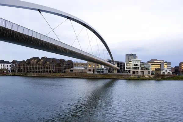 Große Brücke über den Maasfluss in Maastricht, Niederlande — Stockfoto