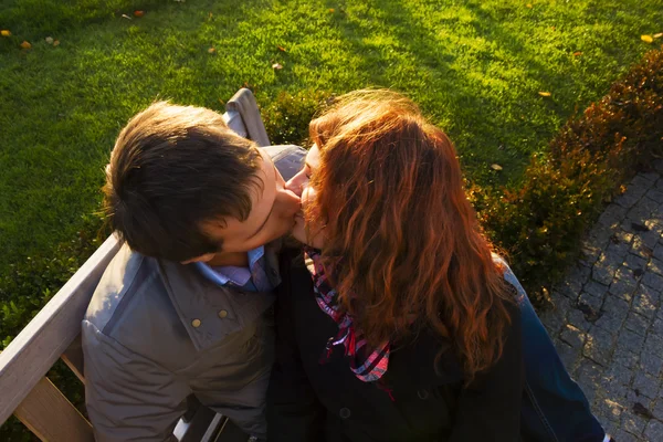 Al aire libre feliz pareja enamorada, Museo Plein, otoño Amsterdam bac —  Fotos de Stock