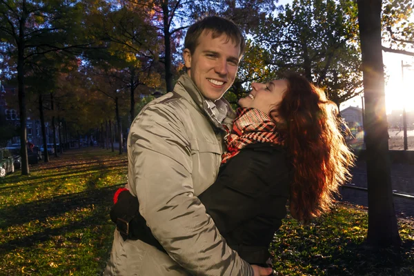 Couple heureux en plein air amoureux, Musée Plein, automne Amsterdam bac — Photo