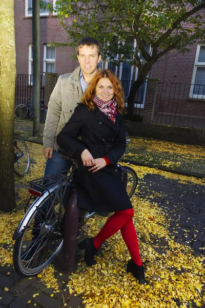 Outdoor happy couple in love, Museum Plein, autumn Amsterdam bac — Stock Photo, Image