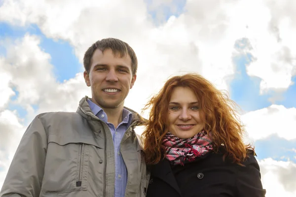 Al aire libre feliz pareja en el amor contra el cielo fondo —  Fotos de Stock