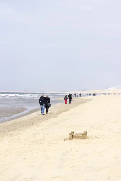 Casal caminhando na praia, Mar do Norte, Países Baixos — Fotografia de Stock