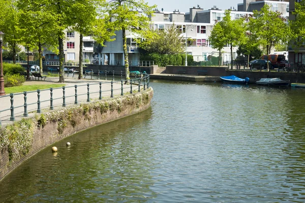 Paysage typique du canal hollandais avec eau, arbres, herbe et bateau — Photo