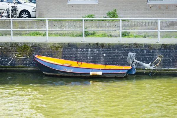 Boat at the canal, Amsterdam — Stock Photo, Image